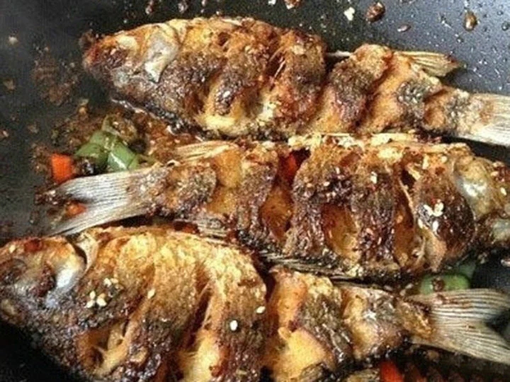 好吃到停不下筷子的香酥烤魚(yú)，做法簡(jiǎn)單，少油少鹽，吃起來(lái)更健康