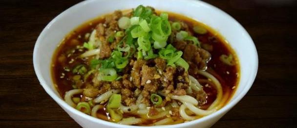 成都美食小吃擔擔面,鹵汁酥香,咸鮮微辣 成都美食小吃擔擔面,鹵汁酥香,咸鮮微辣