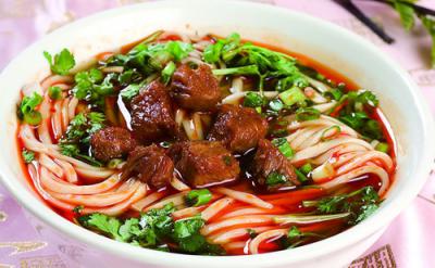 成都美食小吃擔擔面，鹵汁酥香，咸鮮微辣