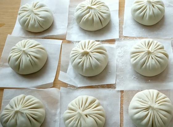 灌湯包的家常做法，皮薄勁道，湯汁豐盈，咬一口滿嘴留香