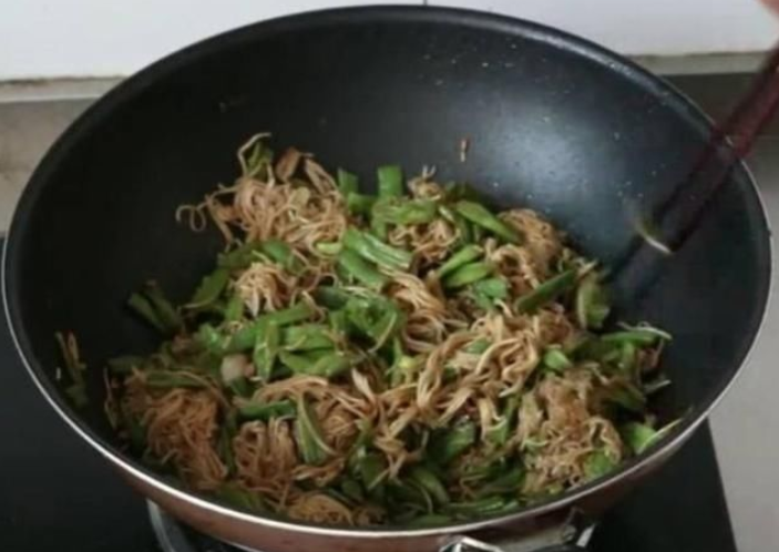 掛面不要水煮,這種做法,5分鐘出鍋,老人和小孩都喜歡吃! 掛面不要水煮,這種做法,5分鐘出鍋,老人和小孩都喜歡吃!