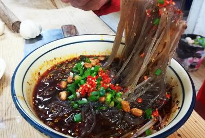 小吃酸辣粉培訓哪家好？蜀味緣讓學員自主創業自立門戶