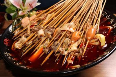 四川學串串香技術去哪里好？老師在旁邊指導