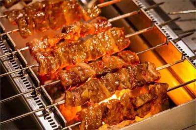 燒烤技術(shù)培訓(xùn)班哪里專業(yè)？全程學(xué)員動(dòng)手操作